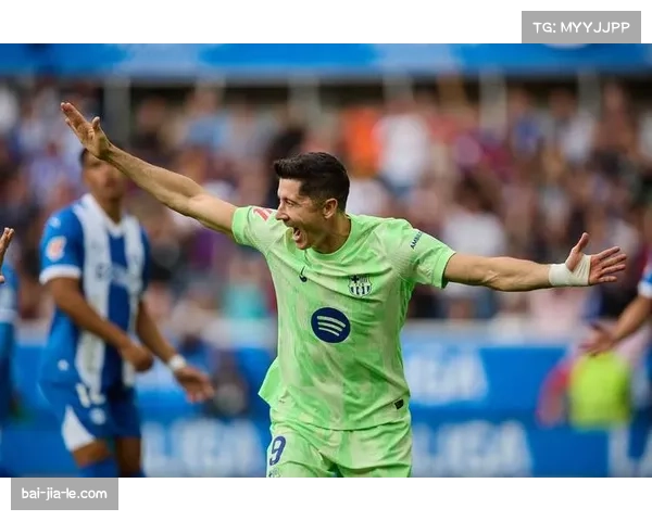 莱万转型支点前锋巴萨老将背身做球激活进攻